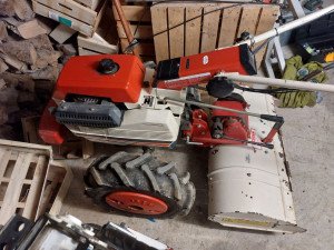 Photo de galerie - Motoculteur avec rotovator de 80 cm de large, équipé d'une charrue et petit extirpateur .