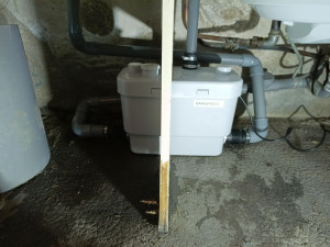 Photo de galerie - Pose d'une pompe de relevage dans un sous-sol.