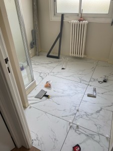 Photo de galerie - Réalisation en carrelage d’un sol de salle de bain en 60x60 imitation marbre 