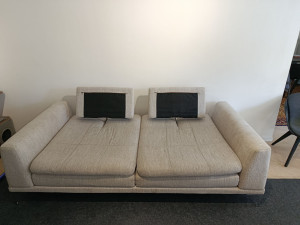 Photo de galerie - Nettoyage de vos canapé, matelas, tapis avec du matériel spécifique pour les surfaces textiles.