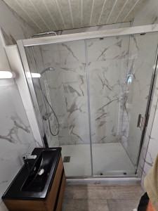 Photo de galerie - Remplacement d une baignoire par une douche en niche avec bac  140 /80 cm 
