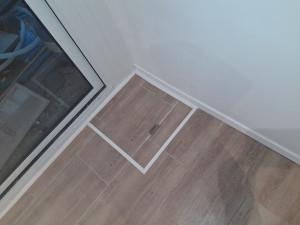 Photo de galerie - Fabrication d’une trappe d’acces, carrelage, finition contour baie vitree, peinture, pose de plinthes