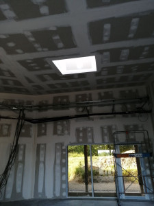 Photo de galerie - Réalisation doublage, plafond, velux.