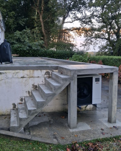 Photo de galerie - Rénovation d'une terrasse et conception d'un escalier en béton sur pilier.