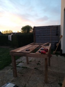 Photo de galerie - Construction d'une table de jardin en bois de palette