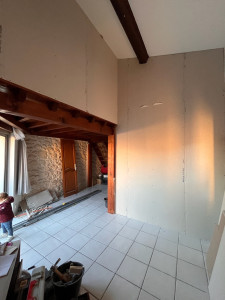 Photo de galerie - Réalisation de cloison en placo dans une maison en rénovation.