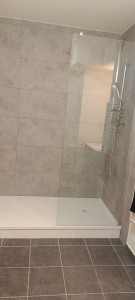 Photo de galerie - Rénovation dans le but d'adapter la mobilité du client en effectuant le remplacement de la baignoire par une douche. 