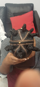 Photo de galerie - Je reste disponible sur rendez-vous pour vos coiffures africaines : nattes collées, nattes simples ( perruque), knotless braid, vanille, twist.
Je me déplace 