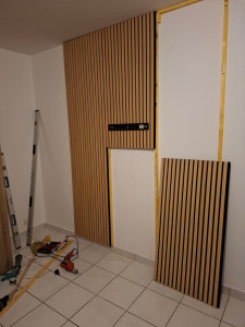 Photo de galerie - Pose de panneaux MDF sur tasseaux pour fixer une télé au mur 