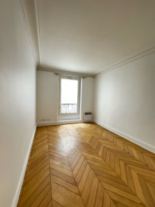 Photo de galerie - Pose d’un parquet contrecollé en point de Hongrie, ancien revêtement en moquette. 