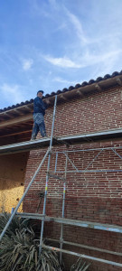 Photo de galerie - Reprise de joint sur longère . 
bâti sous toiture 
piquage des enduits en recherche 
piochage des anciens joints 
réalisation des joints à la chaux . 
écrasement et brossage .