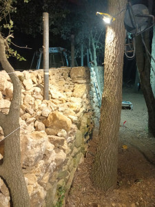 Photo de galerie - Création mur de clôture de 2 m de haut en pierre sèche sans ciment