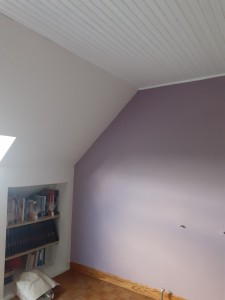 Photo de galerie - Travaux peinture sur mur et lambris plafond et pente. Après