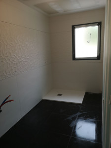 Photo de galerie - Sol en carrelage 60x60 et faïence motif + lisse en 60x120 avec baguette inox sur la faïence entre les. carreaux motif et les carreaux lisse à la demande de la cliente. 