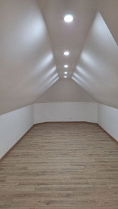 Photo de galerie - « Les combles ont été rénovés avec soin : un sol en bois élégant, des murs clairs et un éclairage moderne apportent confort et harmonie. »