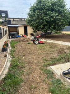 Photo de galerie - Avant le passage du motoculteur et de la mise en place de gazon en rouleaux