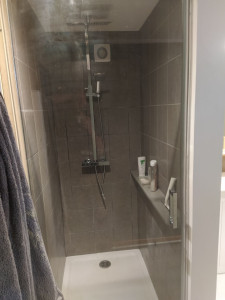 Photo de galerie - Réalisation d'une douche sur mesure avec raccords plomberie et évacuation 
