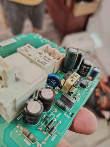 Photo de galerie - Composant hs sur une carte whirlpool