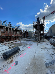 Photo de galerie - Réalisation du gros œuvre d un chantier avec deux grue 