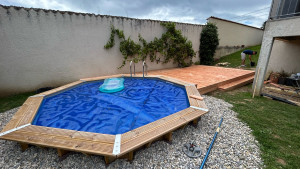 Photo de galerie - Création d’une terrasse avec local technique autour d’une piscine existante