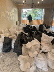 Photo de galerie - évacuation 80 sacs de gravats 