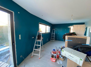 Photo de galerie - Pose du placo application de la sous couche et peinture de finition 