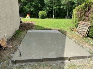 Photo de galerie - Réalisation de dalle béton pour abris de jardin