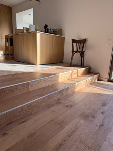 Photo de galerie - Pose parquet bois massif contrecollé sol et marches d’escalier 