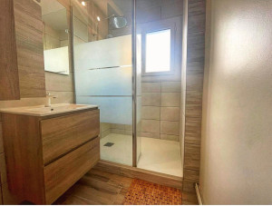 Photo de galerie - Rénovation globale salle de bain - dépose ancienne baignoire - pose d’un receveur et paroi de. douche - carrelage et faïence - pose d’un meuble vasque avec miroir - électricité 