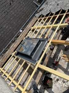 Photo de galerie - Reprise de la charpente incorporation d’une fenêtre de toit 