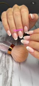 Photo de galerie - Gainage sur ongle naturel en gel et nail  art French 