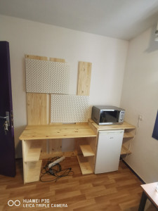 Photo de galerie - Bureau sur mesure en pin