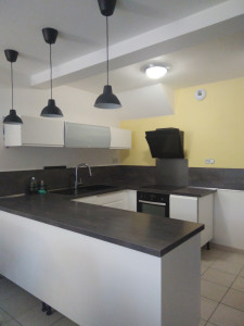 Photo de galerie - Meubles de cuisine bordeaux entièrement repeints avec une résine époxy blanche en 3 couches,  la cliente voulait également un mur jaune. C'est fait !   