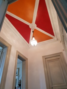 Photo de galerie - Décoration d'un plafond d'une entrée avec triangle de couleur et les moulures en blanc