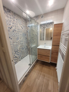 Photo de galerie - Rénovation salle de bain 
- Plomberie 
- Placo
- Carrelage 
- Travaux de peinture 
- Installation des appareils sanitaires