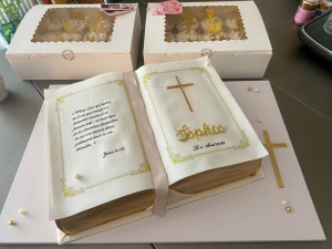 Photo de galerie - Un bible cake chocolat avec ses cupcakes