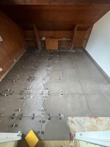 Photo de galerie - Pose de carrelage au sol avec réalisation des joints et finition soignée 
