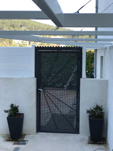 Photo de galerie - Portail acier sur mesure