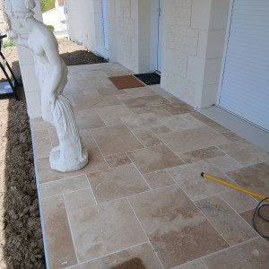 Photo de galerie - Petite terrasse sympathique en travertin pose opus