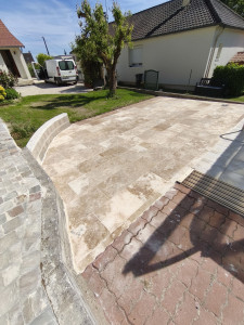 Photo de galerie - Carrelage terrasse piscine en travertin 40/60 