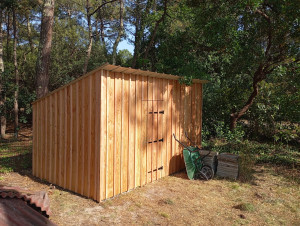Photo de galerie - Abris de jardin fini: volige et couvre joint Douglas, à lasurer par le client.