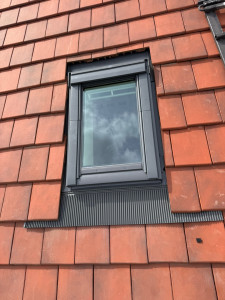 Photo de galerie - Velux sur toiture en tuile macanique 