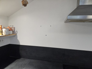 Photo de galerie - Déposé d une petite étagère pour pose un meuble haut de cuisine 