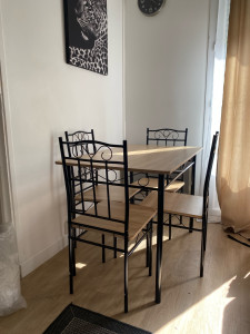 Photo de galerie - Table 4 chaises