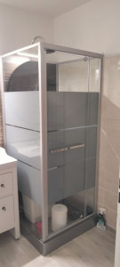 Photo de galerie - Dépose d'un baignoire et remplace par une cabane de douche failance et lino l'installation de lumière et miroir 