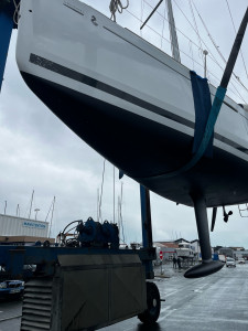 Photo de galerie - Remis à l’eau d’un First 30 2009 après réparation gel coat et entretient complet de la carène. Avec supplément Polissage??au top 