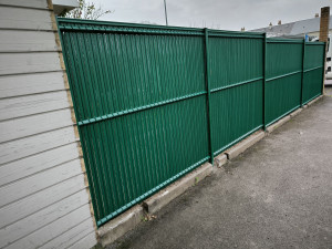 Photo de galerie - Pose de lame occultante vert sur une clôture en panneau rigide 