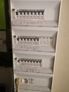 Photo de galerie - Pose de tableau dans la rénovation 