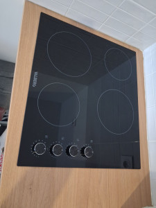 Photo de galerie - Découpe sur le plan de travail et mise en place de la plaque à induction fixé par le dessous et branchement également