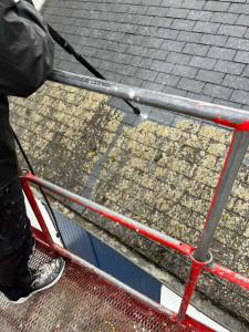 Photo de galerie - Nettoyage d’une toiture à l’aide d’une nettoyeur haute pression